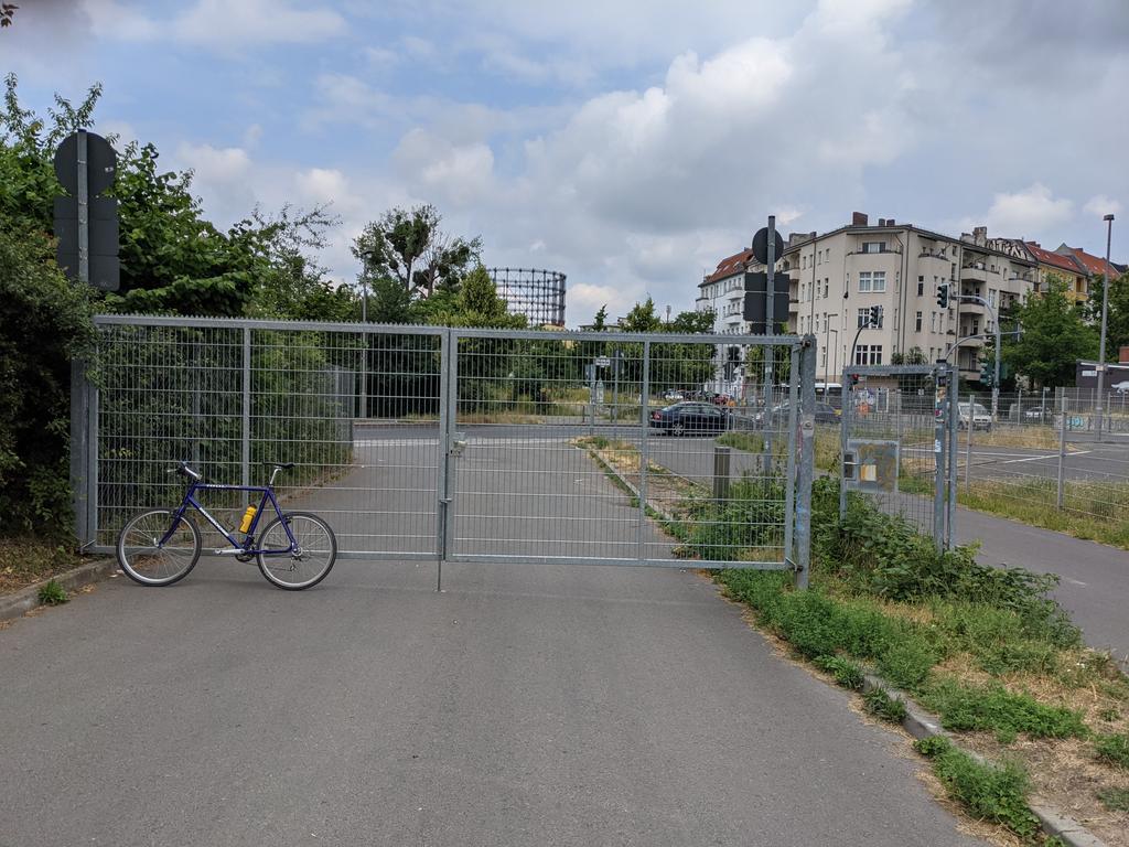 Die DB lässt nun am Bahnhof Südkreuz die <a href="/bpol_b/">Bundespolizei Berlin</a> und Liefer-/DB-Fahrzeuge über den Geh- und Radweg fahren. <a href="/DB_Presse/">Deutsche Bahn AG</a>