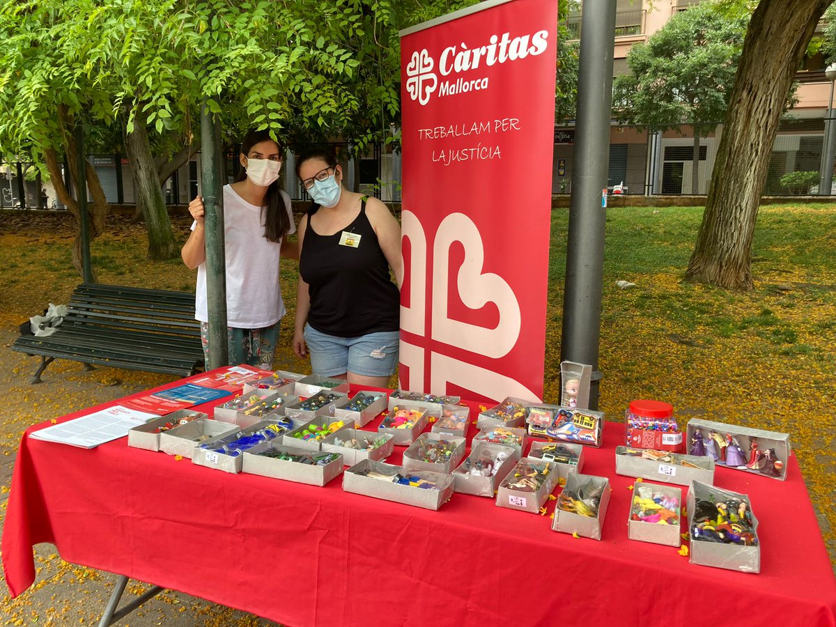 caritasmallorca's tweet photo. Tallers, concerts🎤, paradetes i altres activitats varen omplir el parc de ses Fonts  de Camp Redò. Mercadet solidari on va participar Càritas amb les juguetes🚗🧸 del taller de recuperació prelaboral. 
Jornada lúdica per enfortir la #xarxa d'entitats del barri https://t.co/W3oPCET1wV