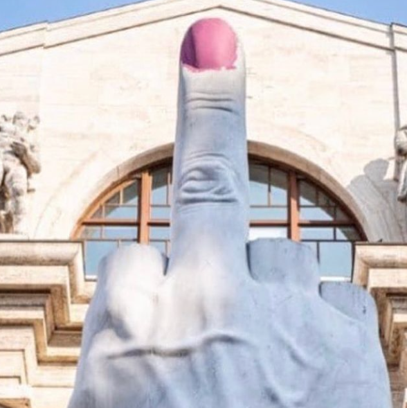 Attavanti_com's tweet photo. @MMargolyes #fridayfinger #photooftheday 1 of my fav statues in Milan, Italy 🇮🇹 centre of Piazza Affari, the Italian stock exchange headquarters, is a marble statue depicting a hand with its middle finger giving the bird. A fuck you to the financial crash &amp; now C19 #madeinItaly Dawn https://t.co/eQMdki23Ie