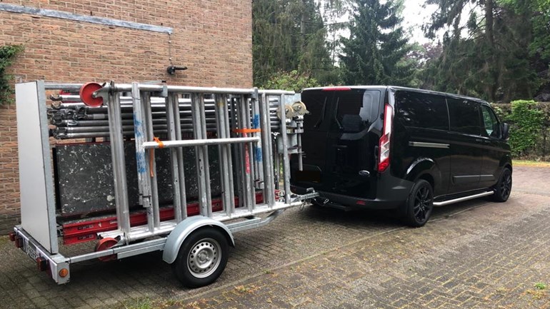 In de maanden april en mei zijn in Deventer en Zwolle meerdere aanhangers met steigermaterialen erop gestolen.