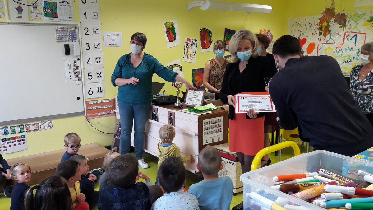 LLamothe61's tweet photo. remise du 1er prix académique et des récompenses individuelles par Mme la Rectrice aux élèves de Mme Pattier.
Un immense bravo à tous !! https://t.co/bODGpkMXcA