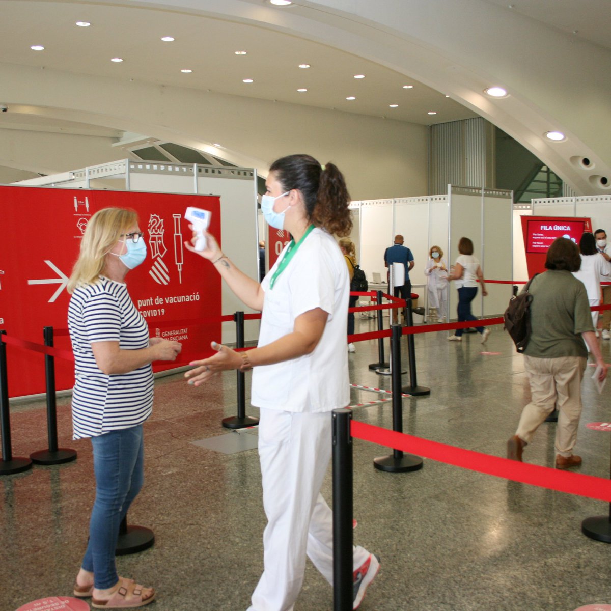 generalitat's tweet image. 🤔💉  Després de vacunar-me, hauré de seguir les mesures de prevenció?
 
⚠ La vacuna redueix el risc d'emmalaltir, però no proporciona protecció total enfront de la #COVID19
 
📣 Important seguir amb
 
😷 Mascareta
🧴 Higiene de mans
↔ Distància  

👀🔎  bit.ly/dudasvacunas