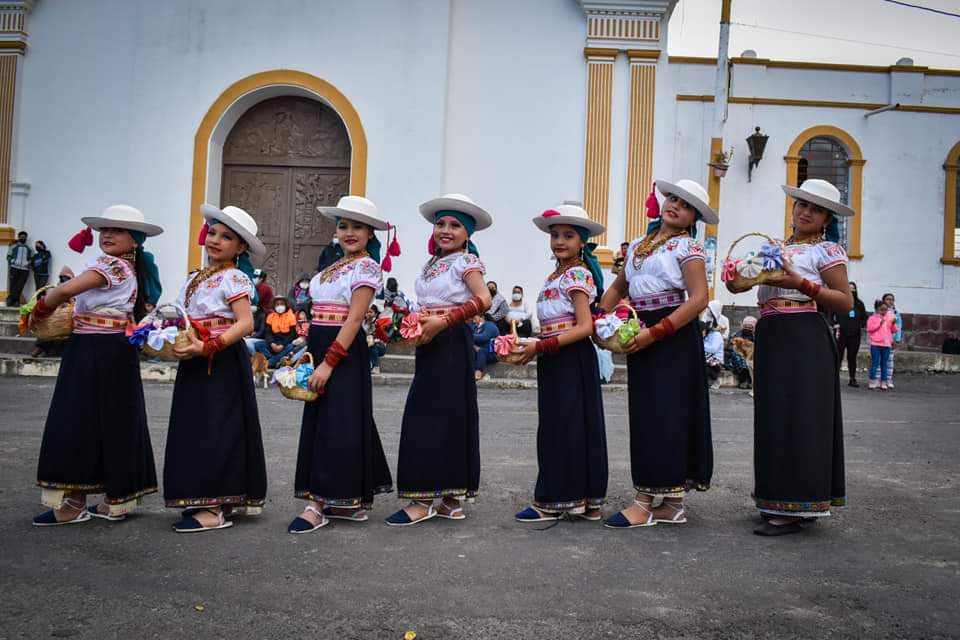 gad_elchaco's tweet photo. Niñas y señoritas integrantes del Ballet Kanda Tapushi de la municipalidad del cantón #ElChaco fueron parte de la celebración de las Fiestas Patronales 2021 "San Juan Bautista", llevando música, arte, tradición y cultura
!Viva Guaytacama!
@PARQ2 /@gadlatacunga/ @Gober_Cotopaxi https://t.co/b5DzRk9AaI
