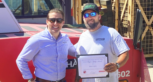 barnhartcrane's tweet photo. Jeremy Smith recently received the 1st Annual SC&amp;RA Rigger Safety Award (2021) for excellent safety and rigging activities.
In the image below: Ian Withrow (Hampton BM) with Iron Worker Foreman and 2021 Recipient, Jeremy Smith.
 #LifeAtBarnhart #BarnhartCares #Barnhart https://t.co/nS33ddZBF3