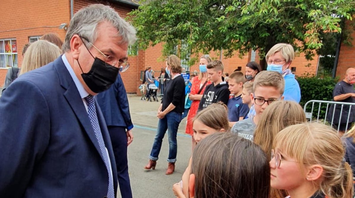 Visite d’une classe de 5ème primaire de l’école de Masnuy-Saint-Jean (Jurbise) avec <a href="/Sophie_Wilmes/">Sophie Wilmès</a> et <a href="/J_Galant/">Jacqueline Galant</a> dans le cadre du projet «Le son d’enfants» de l’ONG Geomoun qui se réalise en jumelage avec une école du #Sénégal geotimoun.be/projets/ecoles… <a href="/geomoun/">Geomoun ONG</a> <a href="/WBI_tweet/">WBI</a> #inclusion