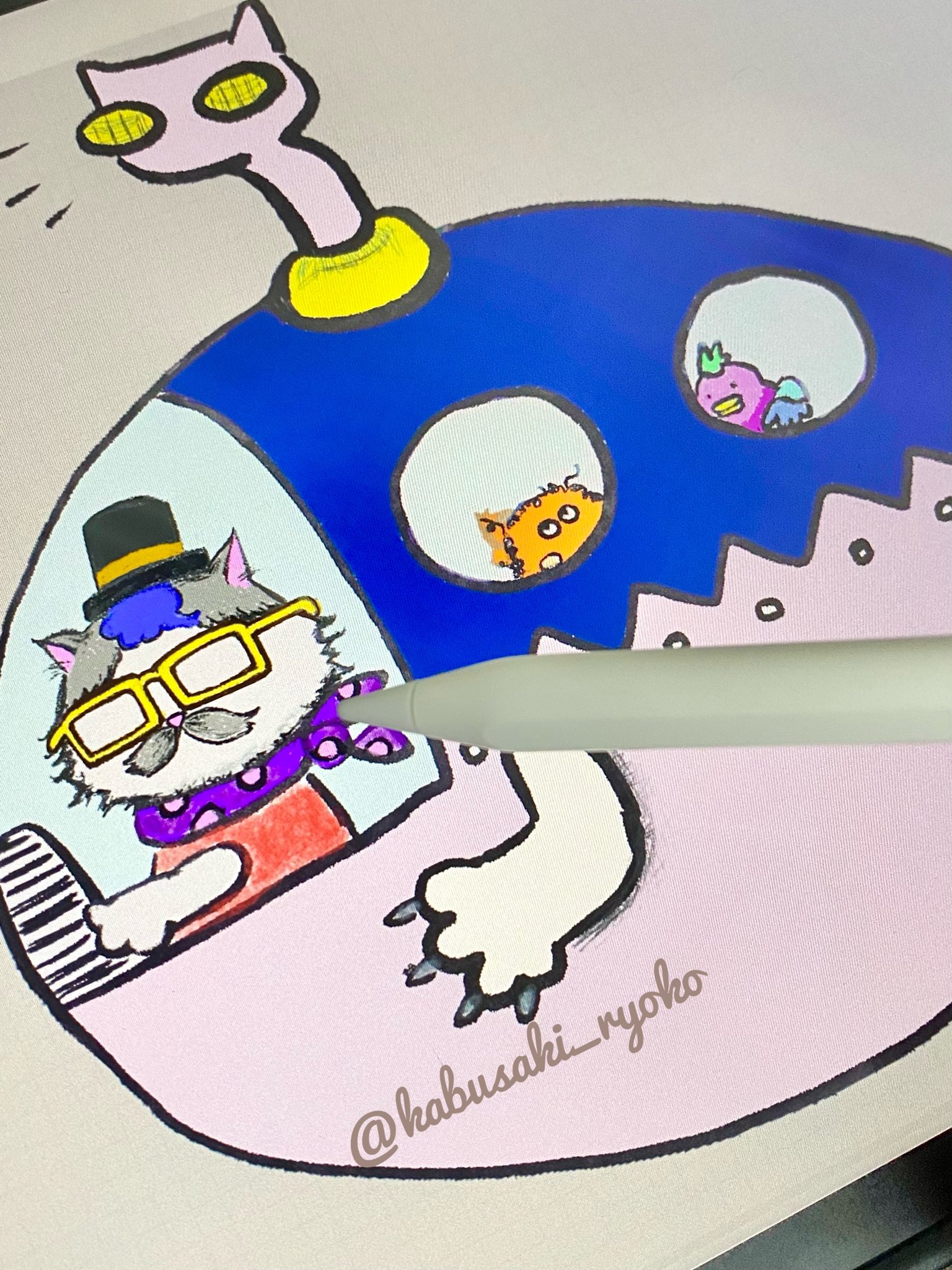 かぶさきりょうこ 今日のイラスト 深海魚と猫たちが戯れるエコバッグ をただ今制作中 目は丁寧に描きたい 毎日一絵 目標フォロワー数1000人 フォロー大歓迎 深海魚 潜水艦 Procreate カラフル イラスト 絵本作家 絵本 猫好きさんと