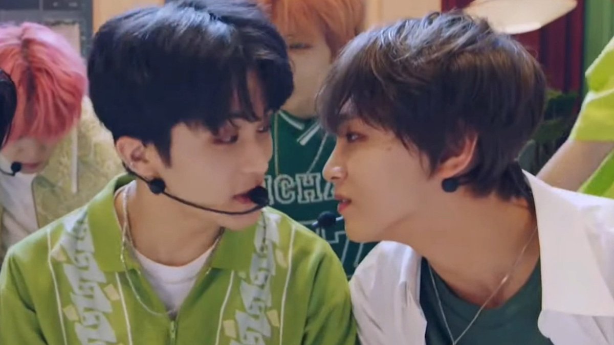 markhyucksun's tweet photo. SOY SOLO YO O VEO MUCHA TENSIÓN EMH... ENTRE ELLOS?? 😳 NO SE TIO PARECE QUE SE VAYAN A COMER LA BOCA EN CUALQUIER MOMENTO!! ME SIENTO UNA 3 RUEDA
#Haechan #Mark #Markhyuck #맠동 https://t.co/cYFppM8NoD