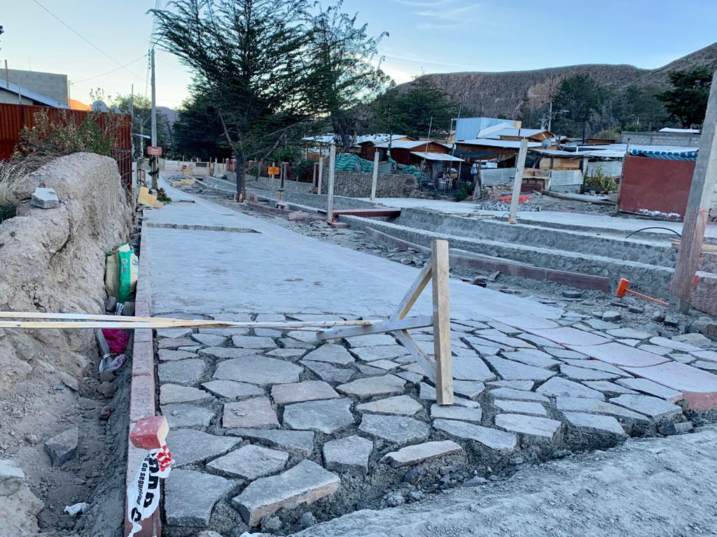 Intendente <a href="/rerpels/">Roberto Erpel</a> <a href="/laSUBDERE/">Subdere</a> <a href="/subdere_arica_/">Unidad Regional Subdere Arica y Parinacota</a> @GobParinacota <a href="/MunicipioPutre/">Ilustre Municipalidad de Putre</a> conocen avances ejecución 👷‍♀️🚧obras paseo O’Higgins #Putre 🏔️, espacio público para la comunidad cuya 💰 inversión alcanza $1.200 millones, presentan avance de 58% y prevé que concluya en septiembre🇨🇱