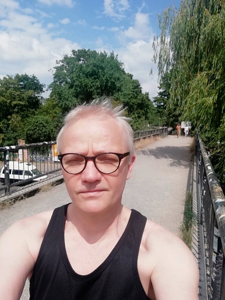 mrchristian99's tweet photo. @LIBERconference @Lottewilms @ucylpay @ResearchDataRob @SofieWennstrom @SusanneKrag @CharlotteWien @CamUniLibrarian @JosWesterbeke @ciara_mccaffrey #howtorunalibrary ;-) going over the wall #berlin https://t.co/6zRAy2m5qR