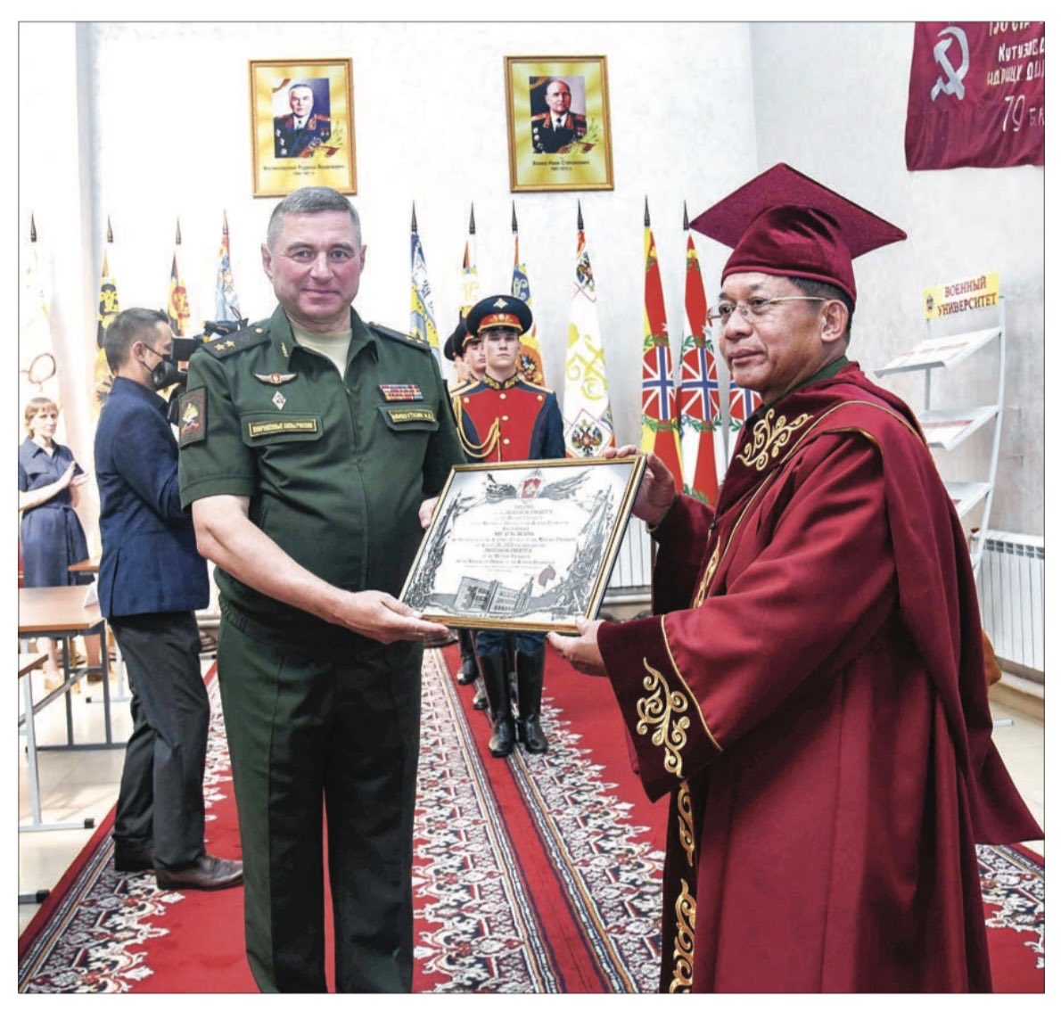 UN investigators accused Myanmar’s junta leader of “genocidal intent” against the Rohingya. He was under Western sanctions even before his coup. He was just made an honorary professor at the Russian defence ministry’s university “to cement relations” #WhatsHappeningInMyanmar
