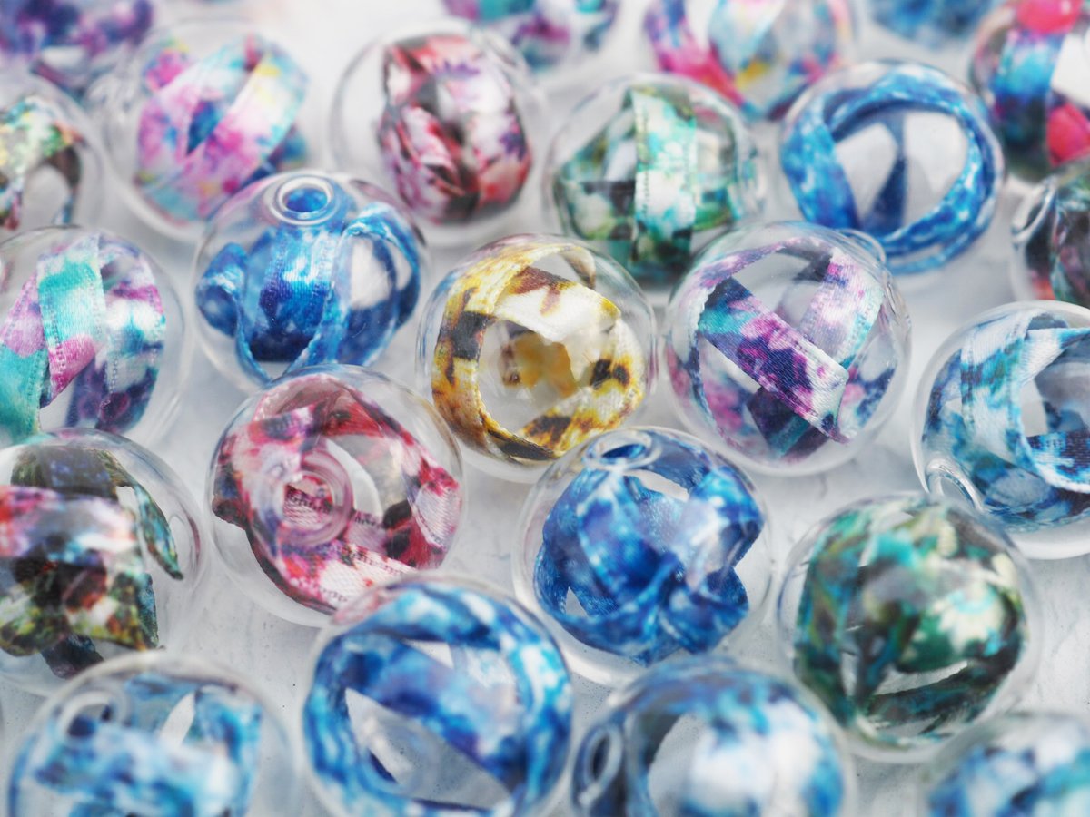 アオイ ビー玉ってなんとなく夏っぽくないですか 夏にとけこんでいくようなアクセサリーを考えました リボンの模様も完全にオリジナルです 今夜22時にminneにて新作を受注生産にて販売します 受付は2日間のみです