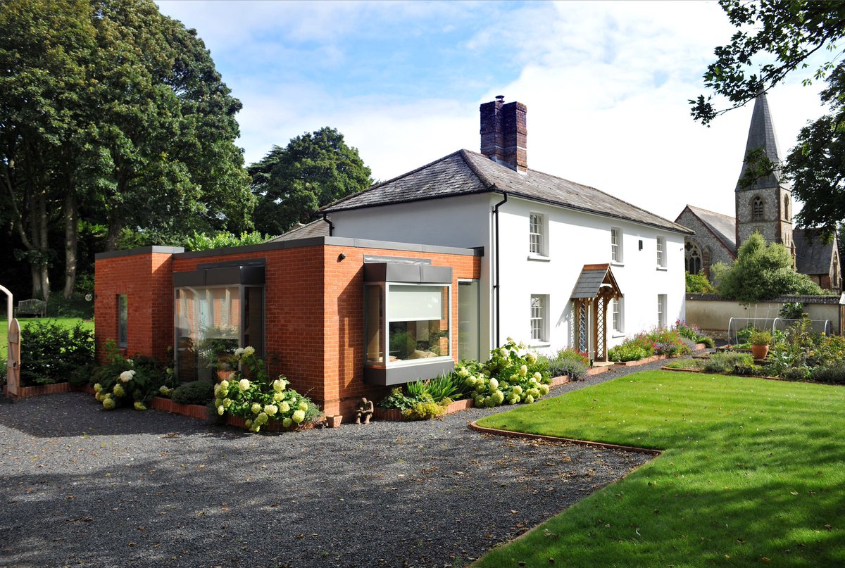 BascombDrew's tweet image. A full refurbishment of an 18-century farmhouse, grade 2 listed building with the addition of a modern glass and brick extension with @SmallwoodArch #buildings #designthinking #countryfile #architecture #house