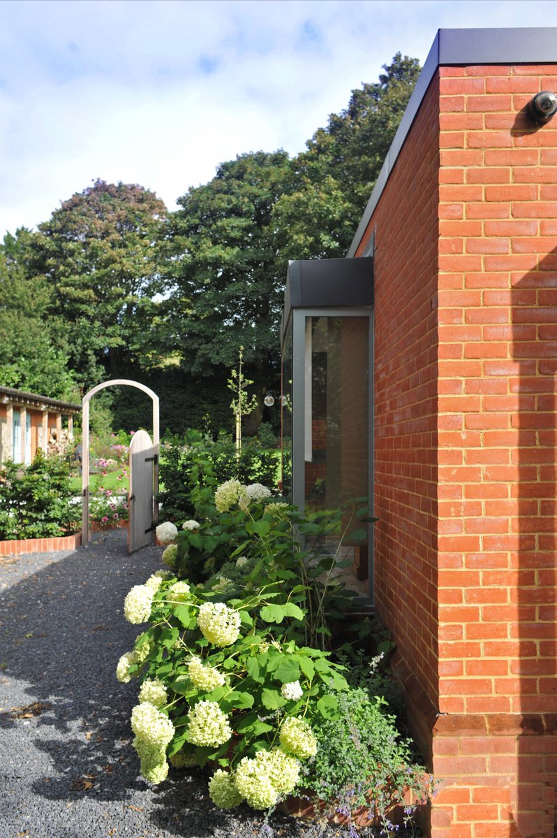 BascombDrew's tweet image. A full refurbishment of an 18-century farmhouse, grade 2 listed building with the addition of a modern glass and brick extension with @SmallwoodArch #buildings #designthinking #countryfile #architecture #house