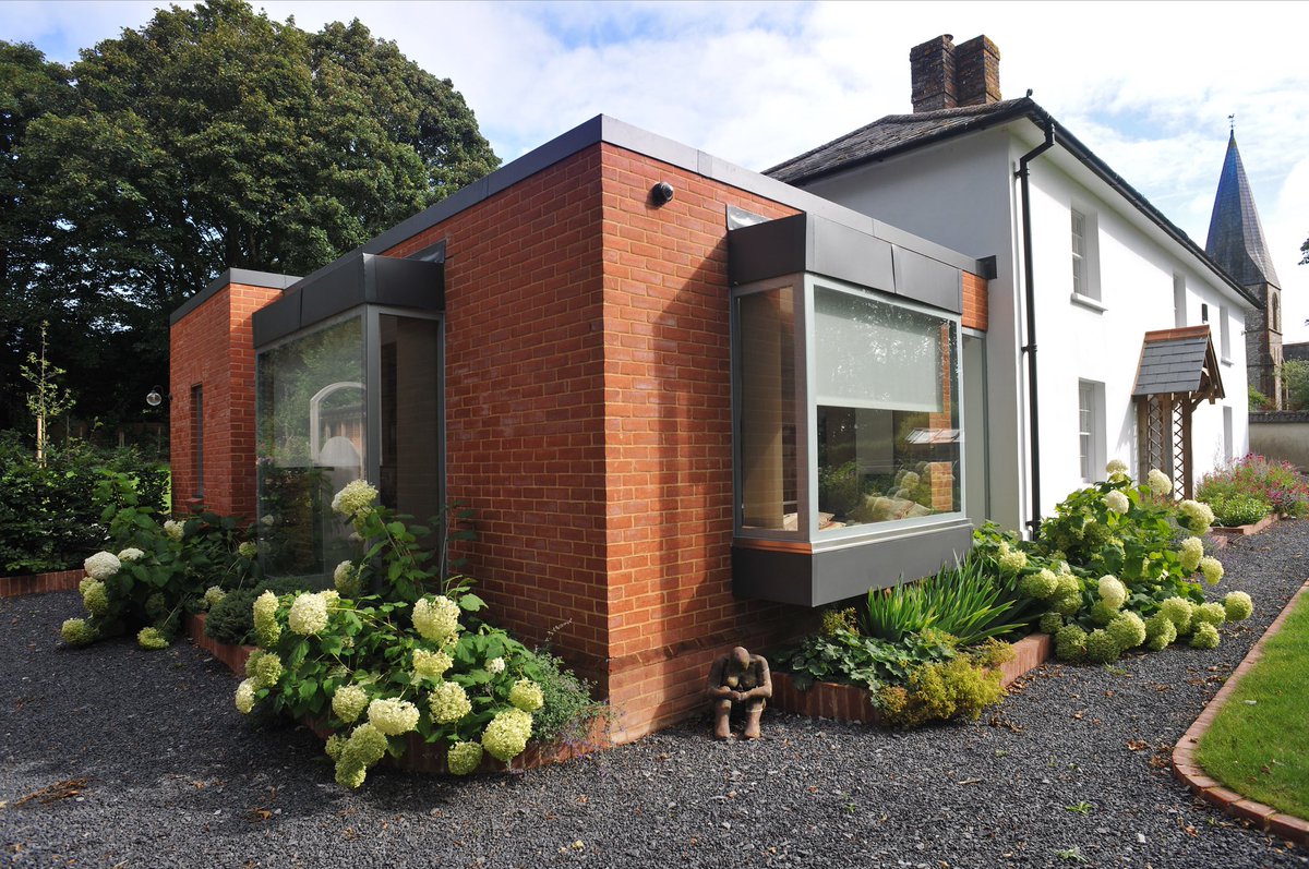 BascombDrew's tweet image. A full refurbishment of an 18-century farmhouse, grade 2 listed building with the addition of a modern glass and brick extension with @SmallwoodArch #buildings #designthinking #countryfile #architecture #house