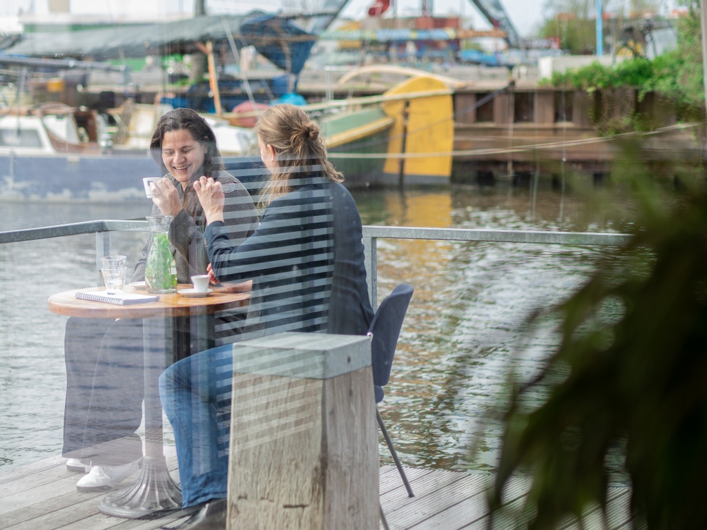 Wist je dat rust en ruimte echt aantoonbaar iets teweeg brengt in je brein? Door groen, water en ruimte om je heen, ervaren je hersenen rust. Extra ruimte dus om te gebruiken voor inzichten, creatieve ideeën en oplossingen. Zien we je snel op de geWoonboot?
#gewoonvergaderen