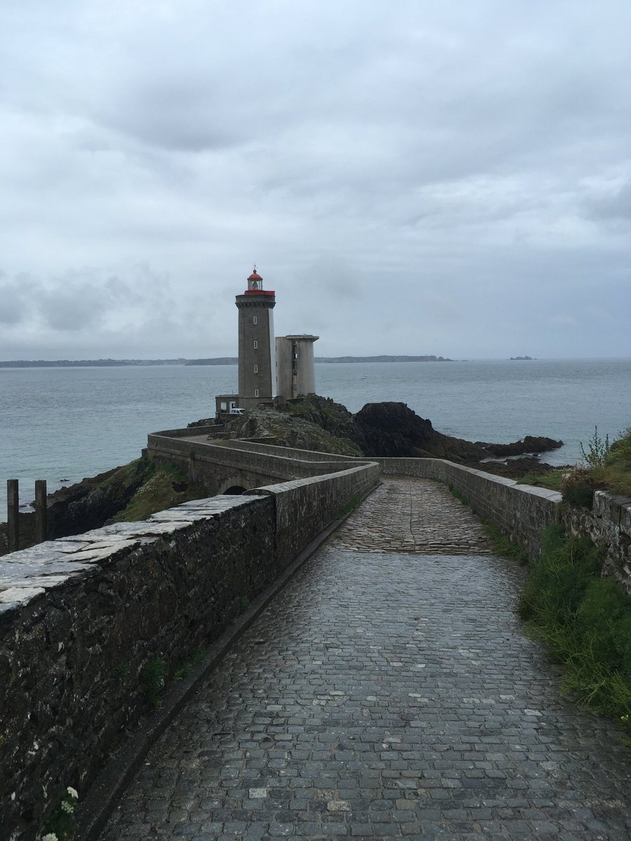MonforteBernard's tweet photo. Au phare du petit minou avant de prendre le départ du ⁦@LeTour⁩ demain de ⁦#Brest #gardiensdephare ⁦@regionbretagne⁩ ⁦@finistere_29⁩ ⁦@richardguedj⁩ https://t.co/7SCvoL6xWt