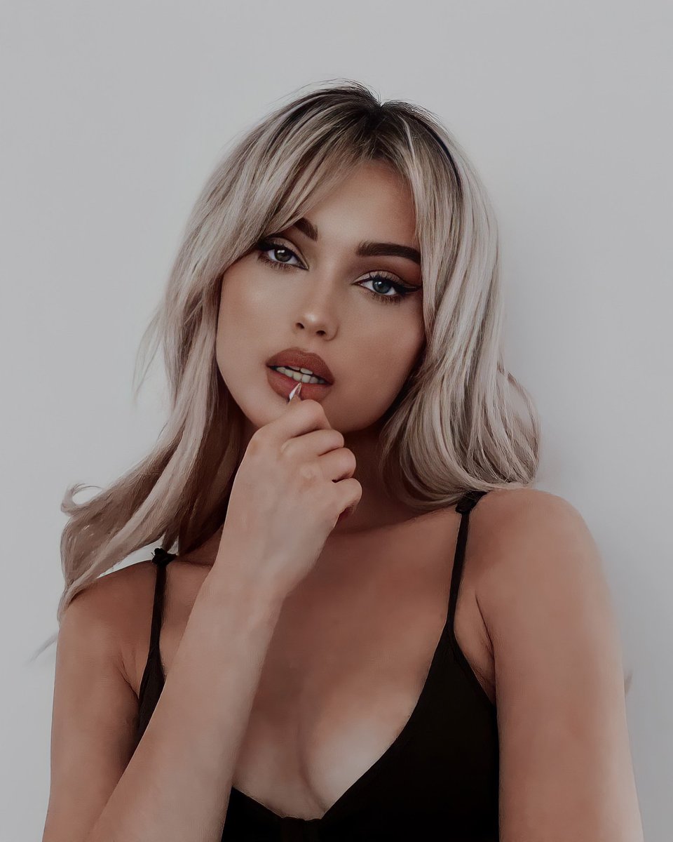 dianebkp's tweet photo. boiling water, dying in an empty corner tied to aluminium borders, she tried but the obsidian caught her, and it might seem like she's crazy by the things that she might say, but while you're talking she shoots diamorphine right into her veins https://t.co/saWDk93KTx