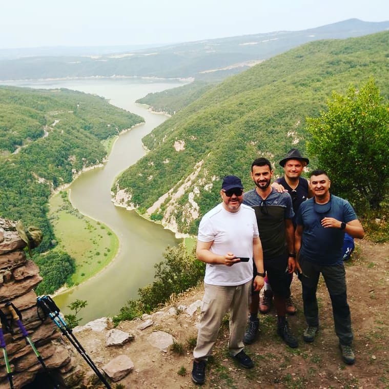 Hiking with friends of a lifetime, best way ever to celebrate Summer, Life, Joy ✨
•
•
•
#followtheguide @leonardomallozzi
#hikingtrails #hikingvibes 
#hikingadventures #trekkingitalia #trekkinglovers 
#trekkinginUmbria #nature
#naturephotography #sum… instagr.am/p/CQicXYorY2-/