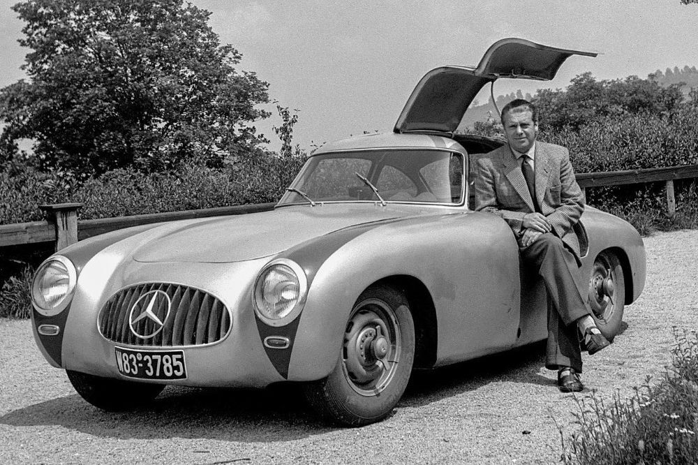 MB_Museum's tweet photo. Rudolf Uhlenhaut, the "father" of the legendary Mercedes-Benz 300 SL, pictured on the "Württemberg Hill" in Stuttgart back in 1953. #MBclassic #yearoftheSL https://t.co/YaLm6tN1gC