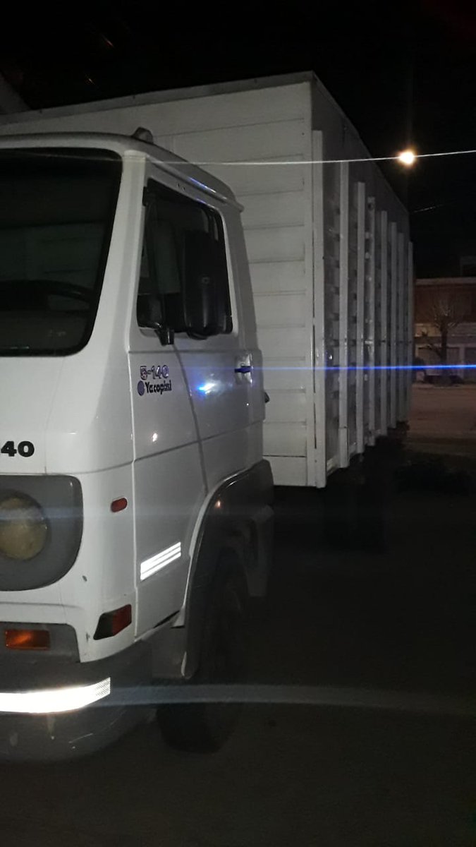 PoliciaCbaOf's tweet photo. #AHORA En Bº Villa Páez, #Control por parte del personal del #DttoI con un detenido, secuestro de un camión y una gran cantidad de ladrillos de marihuana compactada. Colabora FPA. https://t.co/32VjVRhaFt