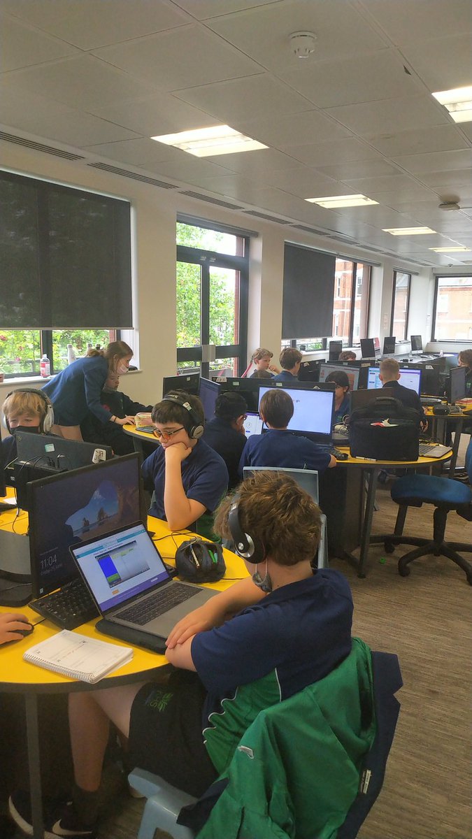 KewHouseICT's tweet image. @KewHouseICT #buildinganapp #coding year 8&apos;s making an app to help society.  #teamwork