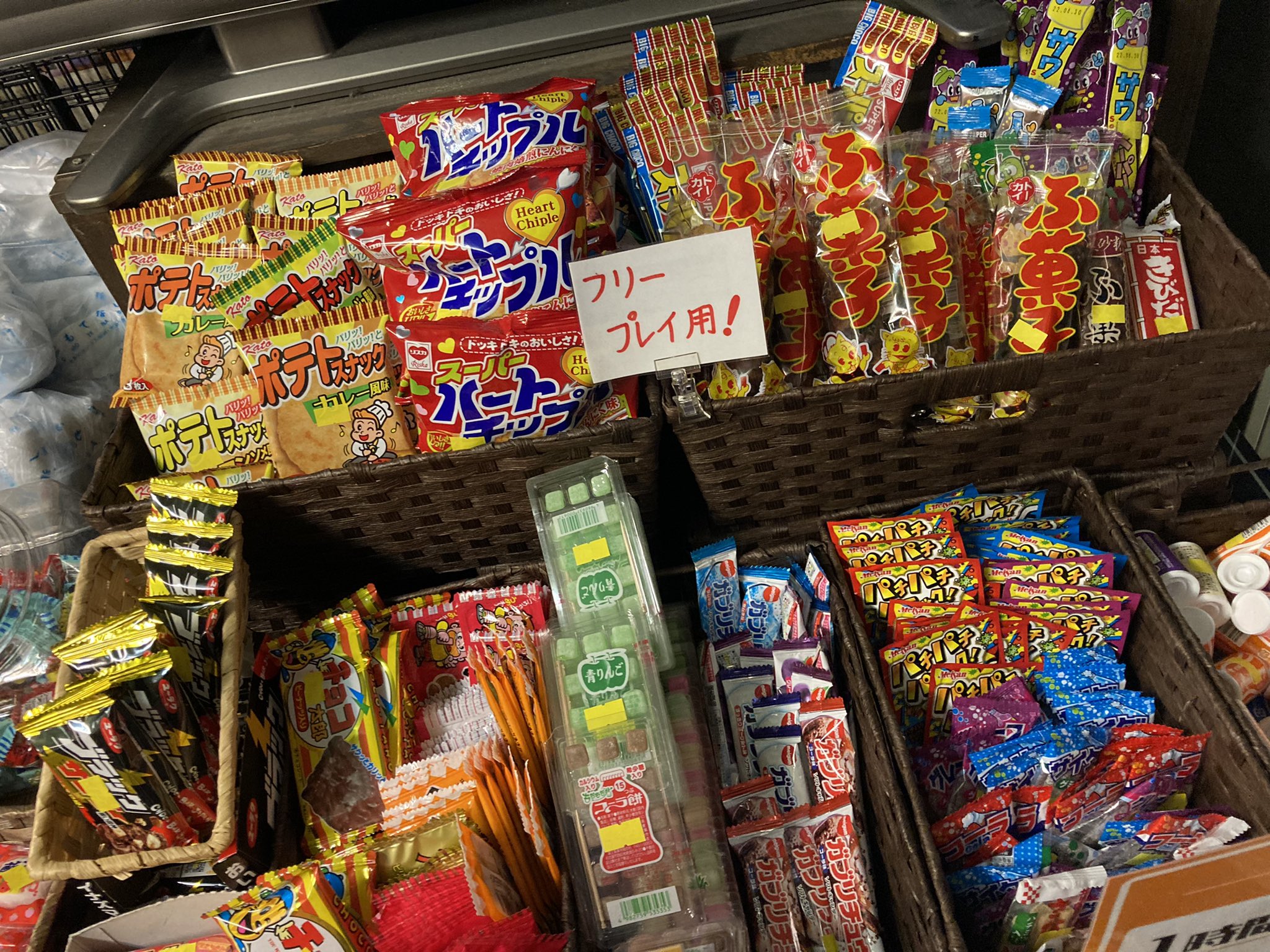 もりてぃ アキバのスーパーポテト久々に寄ったけど 1時間1 000円で駄菓子食べ放題 Amp ジュース飲み放題 Amp テーブル筐体ゲーム遊び放題という子供の頃に思い描いた天国みたいなサービスやってた T Co Agev92aefe Twitter