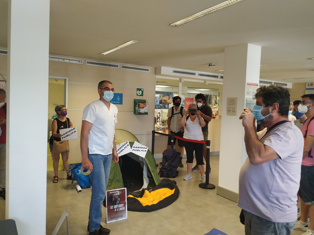 Haciendo uso de "la libertad" de Ayuso venimos a exigir que no cierren los centros de salud. Ayuso "tu libertad" no con mi salud!!!
#EncierroGerenciaAP
#SanidadPublica
#LaPrimariaEsLoPrimero
#SanitariosNecesariosMadrid