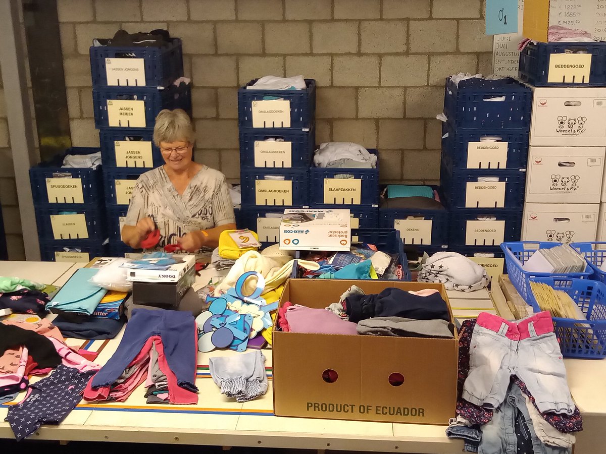 GolCymru's tweet photo. Rhoddodd Gôl £750 i helpu Esther a tîm Babyspullen ddarparu bocsys llawn offer a dillad babanod i deuluoedd anghenus ar draws yr Iseldiroedd. Diolch unwaith eto am haelioni cefnogwyr pêl-droed @Cymru https://t.co/GP4m3UmpIg