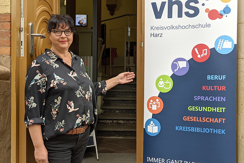 Wir öffnen unsere Türen! Ab 1. Juli sind wir wieder für Euch da und öffnen die Häuser für Besucherinnen und Besucher. Und ganz wichtig: Das Sommerprogramm kann, wie geplant, stattfinden. 😍 🌞 buff.ly/3qnX2XQ #vhs #volkshochschule #endlichwiederda