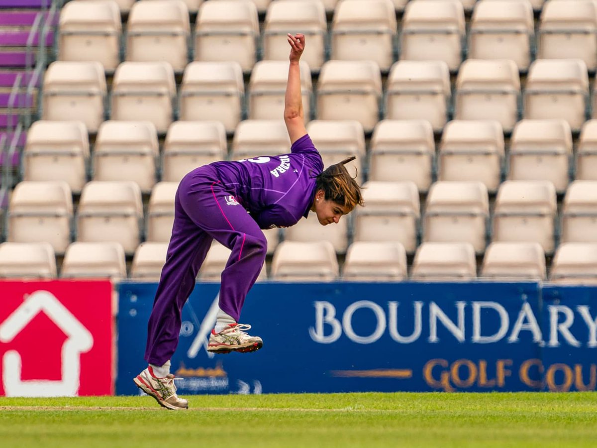 ⚡⚡ @Lightningcric

#rachelheyhoeflinttrophy