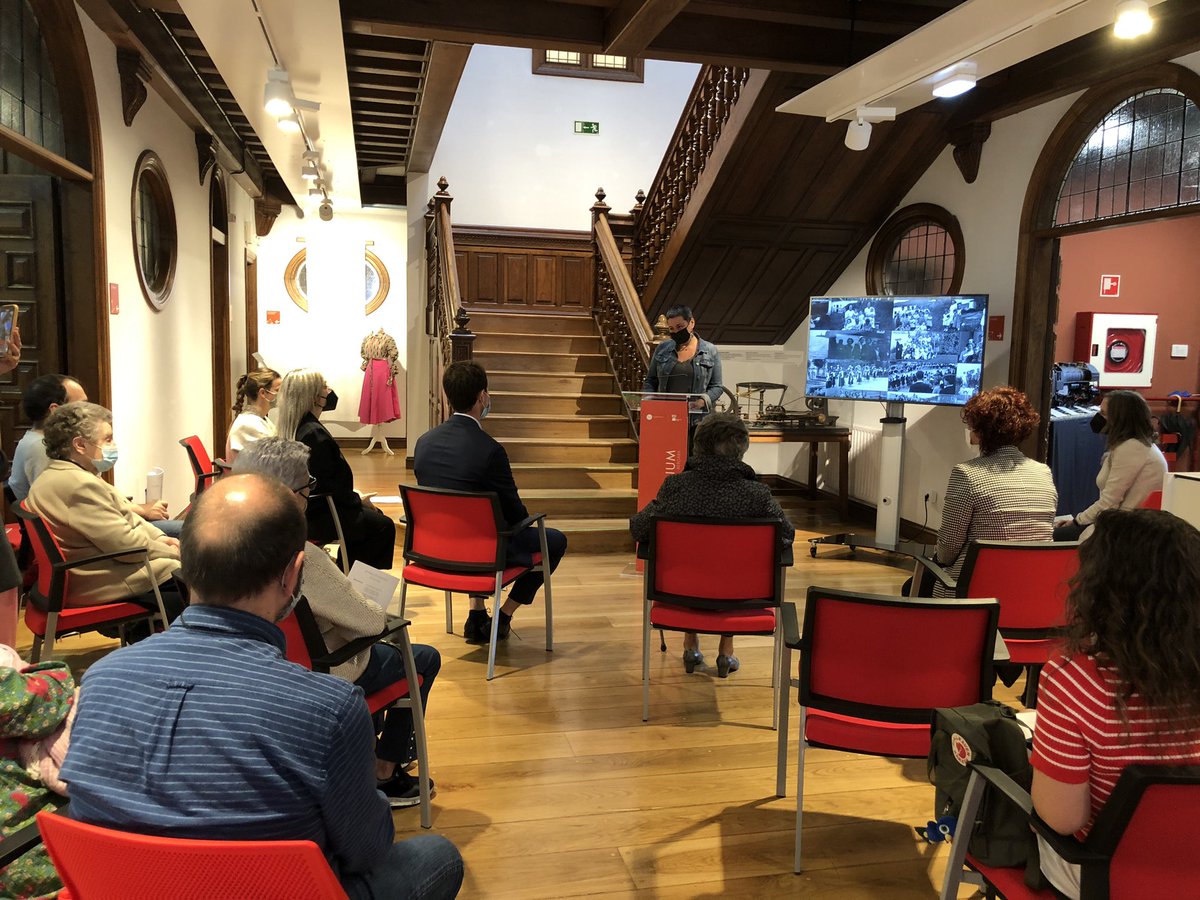 goiena's tweet photo. [ERAKUSKETA] ‘Kotoiaren emakumeak’ erakusketa aurkezten ari dira @BergaraMuseoa-n. @kulturagoiena @bergaragoiena https://t.co/exeDlmDP62