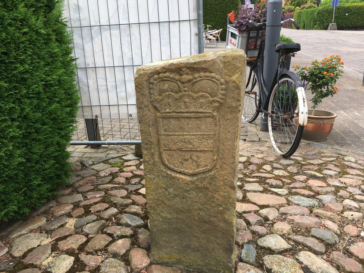 buurtenregio's tweet photo. Koffiestop in #Oldenkott. Een van de 7 plaatsen waar de bisschop van Munster een katholieke kerk liet bouwen zodat de katholieken uit de #Achterhoek ter kerke konden gaan. De grenssteen heeft aan de ene kant het wapen van de bisschop en de ander de hertog van Gelre. https://t.co/VMnaQQPHTz