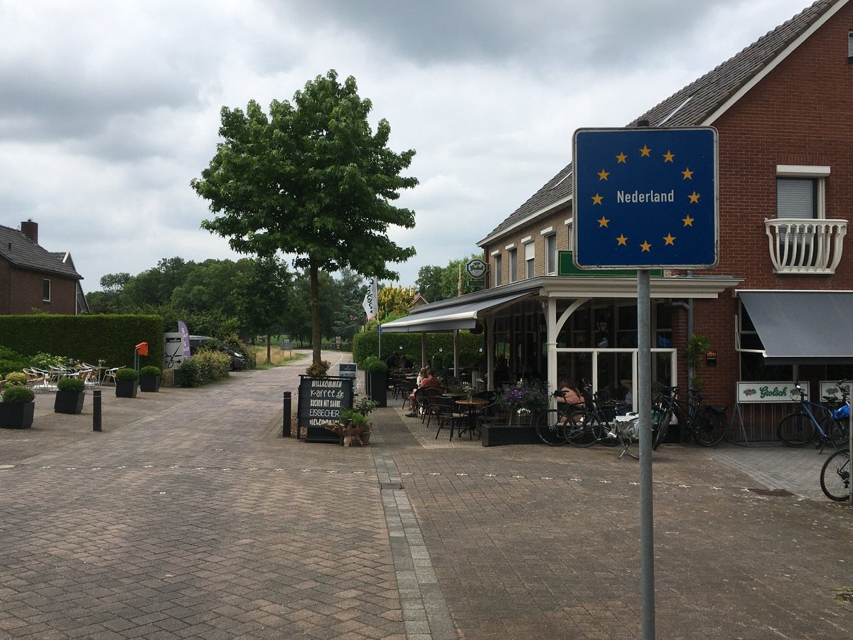 buurtenregio's tweet photo. Koffiestop in #Oldenkott. Een van de 7 plaatsen waar de bisschop van Munster een katholieke kerk liet bouwen zodat de katholieken uit de #Achterhoek ter kerke konden gaan. De grenssteen heeft aan de ene kant het wapen van de bisschop en de ander de hertog van Gelre. https://t.co/VMnaQQPHTz