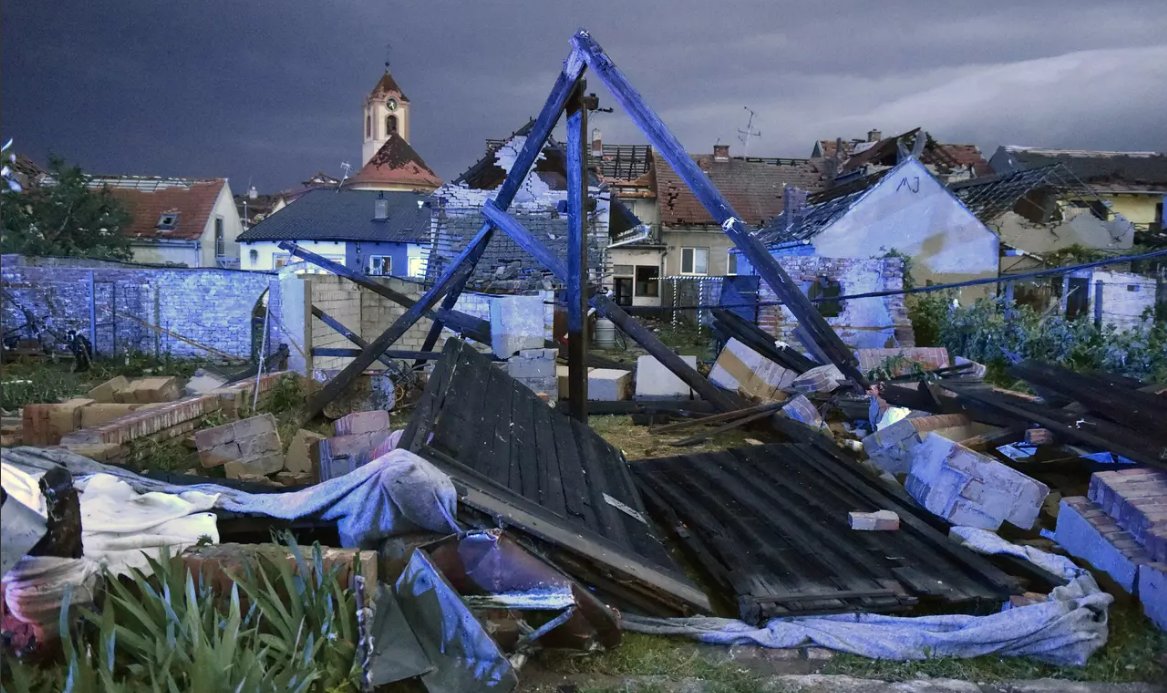 vize_97's tweet photo. Nadace VIZE 97 je hluboce zasažena tragédií, která postihla jižní Moravu. Pokud chcete přispět obětem ničivého živlu, zašlete libovolnou ��ástku na účet naší nadace č. 2102134586/2700 s v.s. 111. Vybrané prostředky budou bezezbytku předány na pomoc potřebným. 

foto: ČTK https://t.co/GOmNpHciEG