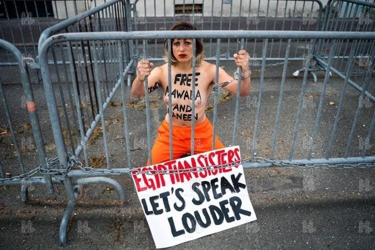 FEMENSWE's tweet photo. Police arrest women for action for jailed women in Egypt!

#HaneenHoussam #FreeHaneen #MawadaAlAdham #FreeMawada 
#Femen #Egypt 

#حنين_حسام_مظلومه
#فتيات_التيك_توك
#مودة_الادهم_مظلومة
#بعد_إذن_الأسرة_المصرية https://t.co/IPjiAZIUTH