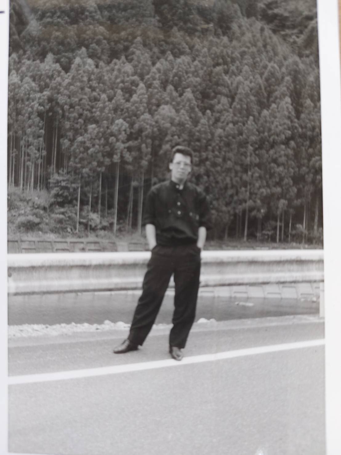公式 リーゼント刑事 秋山博康 自伝発売中 リーゼント刑事２８歳 聞き込み捜査中 管内の山奥で空き巣事件が発生 家がまばらなんで捜査車両を置き歩いて聞き込み捜査 リーゼント刑事 秋山博康 矢沢永吉 警察24時 T Co Fy3dq4qus1