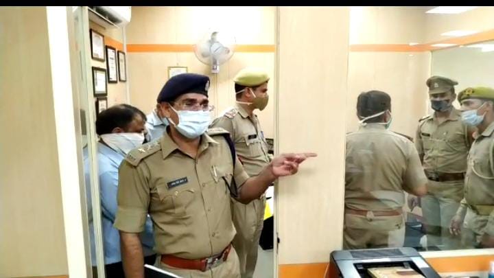 Thebharattv's tweet photo. बरेली - बिना मास्क बैंक में प्रवेश करने पर रेलवे कर्मचारी को बैंक के सुरक्षाकर्मी ने मारी गोली। पुलिस ने लिया हिरासत में आरोपी गार्ड को, घायल को जिला अस्पताल में कराया गया भर्ती हालात गंभीर #yogiadityanath #bareillypolice  #Bareillydm #murder #security #crime #bank https://t.co/IaJf3TO7sa