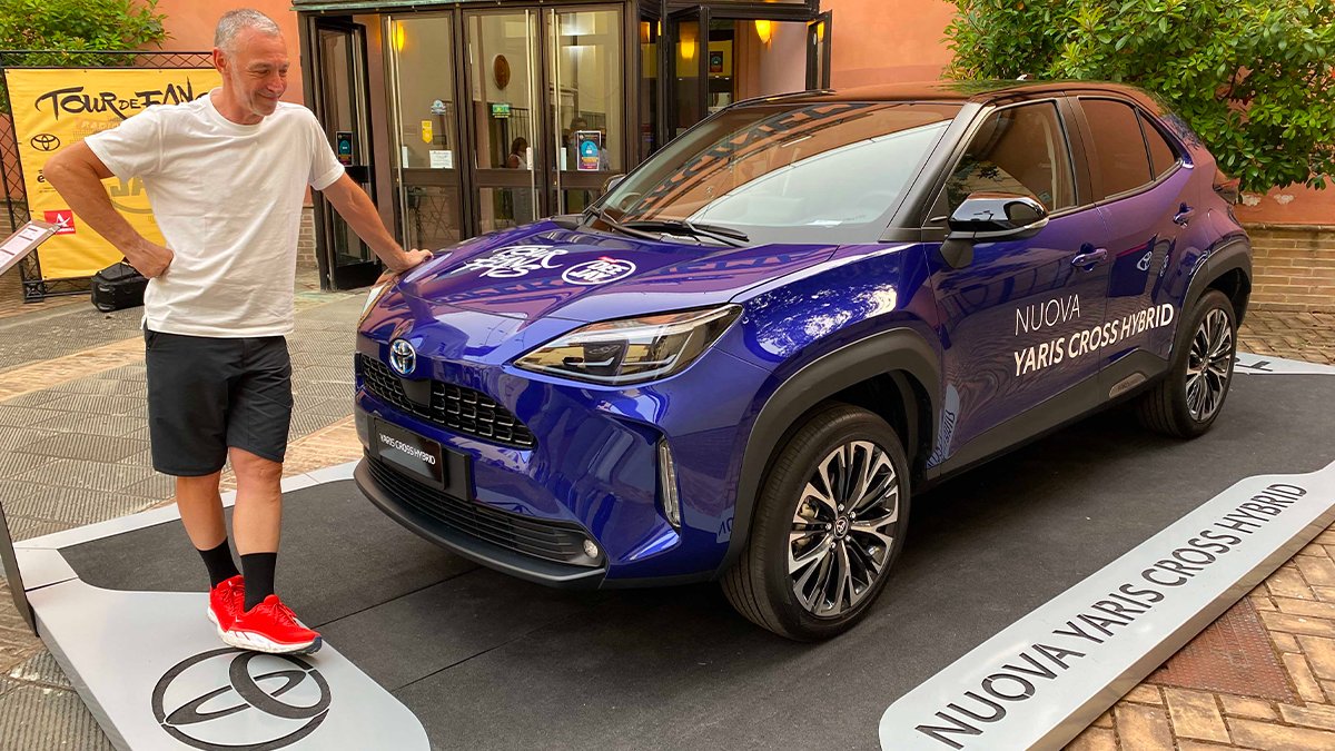 toyota_italia's tweet photo. Continua il #TourDeFans, il Giro dove Toyota e @radiodeejay attraversano l’Italia in bici insieme alla squadra di “Deejay Chiama Italia”. E tra una pedalata e l’altra, andiamo alla scoperta di Nuova Toyota #YarisCross! #toyota_tourdefans https://t.co/xq7TjU5p0k