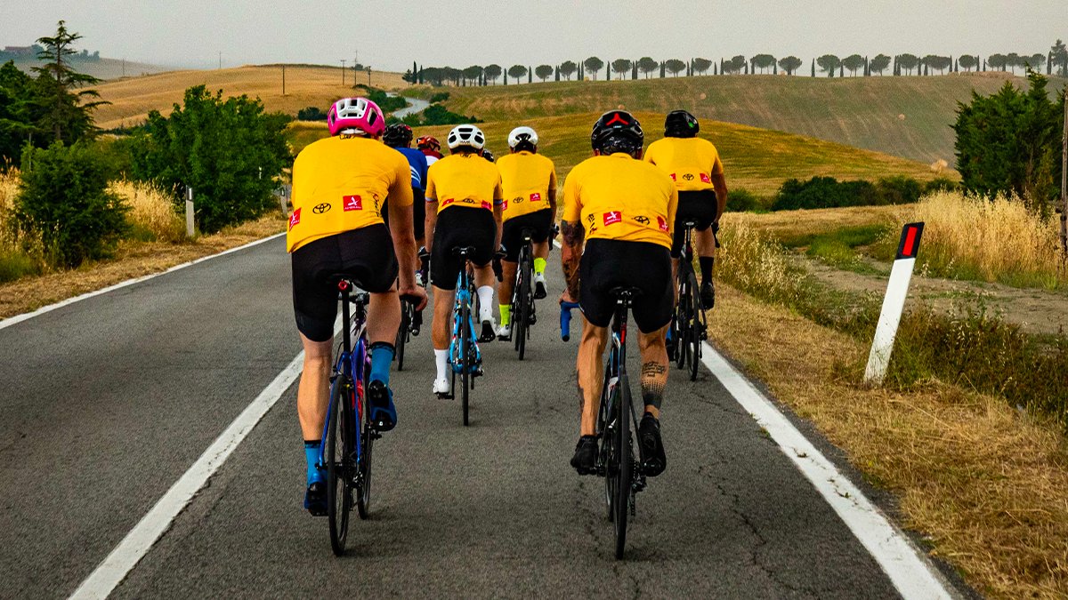 toyota_italia's tweet photo. Continua il #TourDeFans, il Giro dove Toyota e @radiodeejay attraversano l’Italia in bici insieme alla squadra di “Deejay Chiama Italia”. E tra una pedalata e l’altra, andiamo alla scoperta di Nuova Toyota #YarisCross! #toyota_tourdefans https://t.co/xq7TjU5p0k