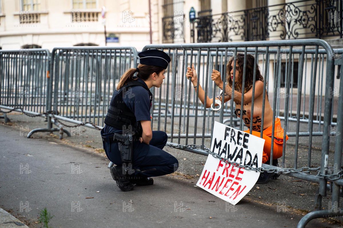 Femen_France's tweet photo. FREE HANNEEN
FREE MAWADA

3 #FEMEN se sont menottées devant l’ambassade d’#Egypte à #Paris afin de dénoncer la condamnation à 10 et 6 ans de prison de 2 influenceuses égyptiennes : #MawadaalAdham, 23 ans, 2 M d'abonnés  et #HaneenHossam, 20 ans, 1.3 M d'abonnés, sur #TikTok ⤵️ https://t.co/mPdOpRp0AS