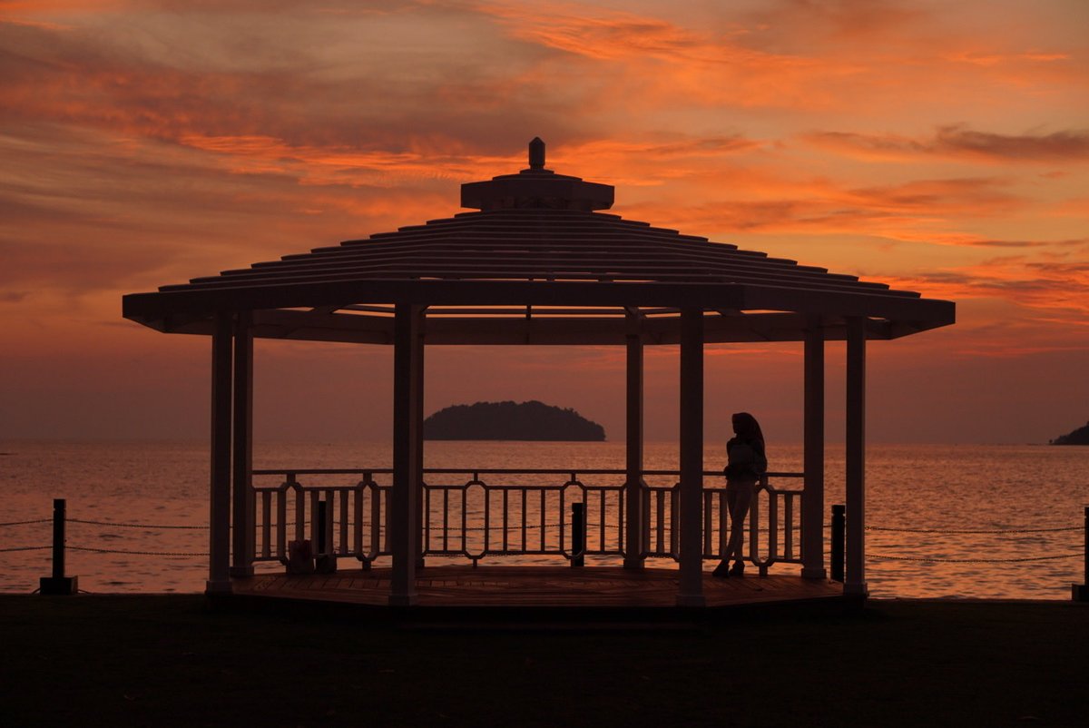 Top spot for sunset in ⁦@KKCity⁩ . ⁦@ShangrilaTAH⁩ presenting. Must see places after mco. #mco #kkcity #sabahtourism #sabah #borneo #sunset #sabahhotel