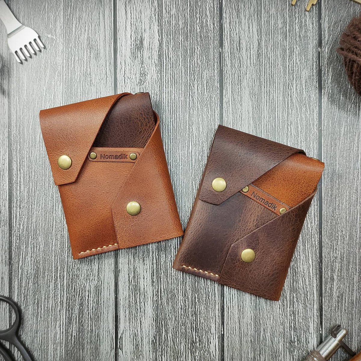 사진 다시 찍음. 다시 찍어 놓으니 그동안 구린 사진에도 구매해주신 모든 분들에게 미안한 마음이 들었음 ㅋ 좀 더 부지런해 질게요 ㅋ 미안하고 사랑해횽 ㅋㅋ

#유목민의멀티카드목걸이

#노마딬 #Nomadik #leathercraft
#핸드메이드 #가죽공예 #선물 #vlog
smartstore.naver.com/nomadik