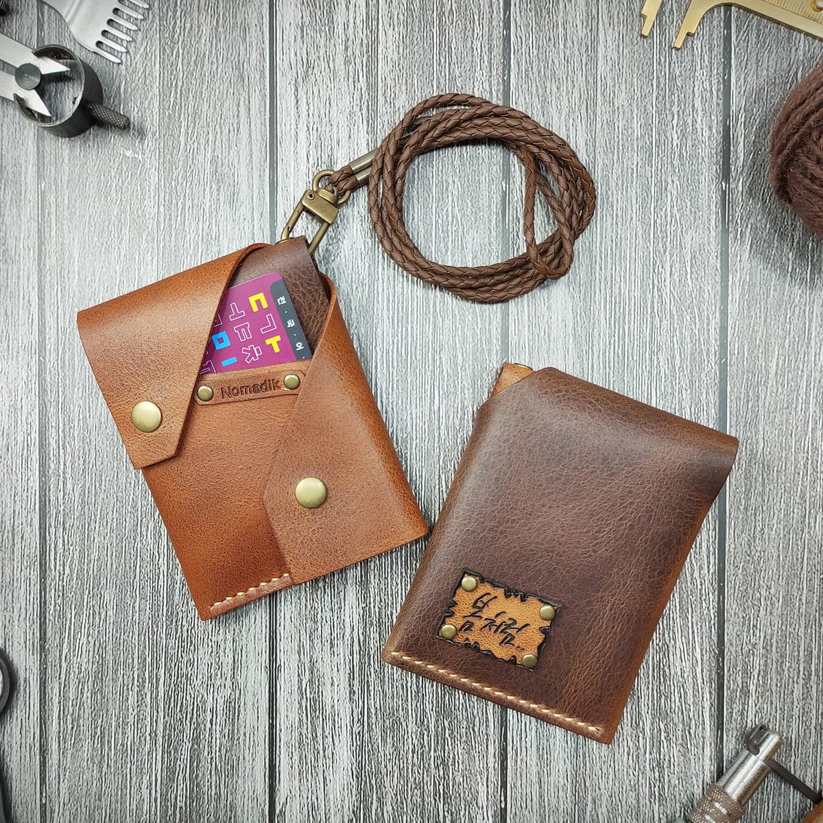 사진 다시 찍음. 다시 찍어 놓으니 그동안 구린 사진에도 구매해주신 모든 분들에게 미안한 마음이 들었음 ㅋ 좀 더 부지런해 질게요 ㅋ 미안하고 사랑해횽 ㅋㅋ

#유목민의멀티카드목걸이

#노마딬 #Nomadik #leathercraft
#핸드메이드 #가죽공예 #선물 #vlog
smartstore.naver.com/nomadik