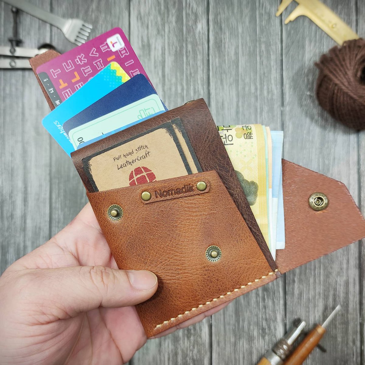 사진 다시 찍음. 다시 찍어 놓으니 그동안 구린 사진에도 구매해주신 모든 분들에게 미안한 마음이 들었음 ㅋ 좀 더 부지런해 질게요 ㅋ 미안하고 사랑해횽 ㅋㅋ

#유목민의멀티카드목걸이

#노마딬 #Nomadik #leathercraft
#핸드메이드 #가죽공예 #선물 #vlog
smartstore.naver.com/nomadik