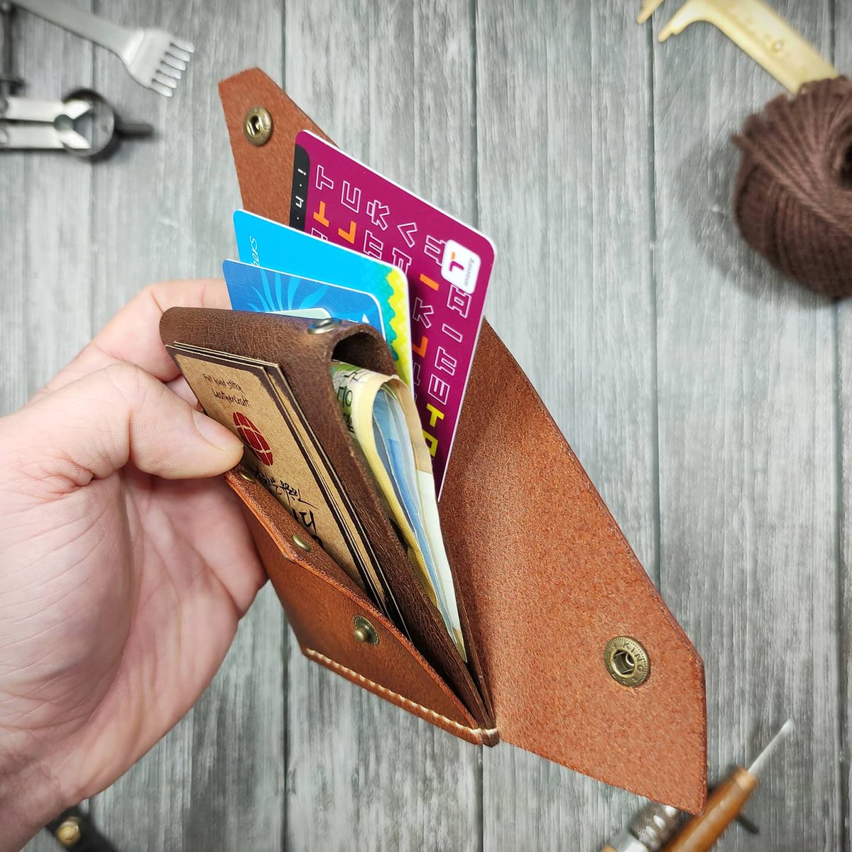 사진 다시 찍음. 다시 찍어 놓으니 그동안 구린 사진에도 구매해주신 모든 분들에게 미안한 마음이 들었음 ㅋ 좀 더 부지런해 질게요 ㅋ 미안하고 사랑해횽 ㅋㅋ

#유목민의멀티카드목걸이

#노마딬 #Nomadik #leathercraft
#핸드메이드 #가죽공예 #선물 #vlog
smartstore.naver.com/nomadik