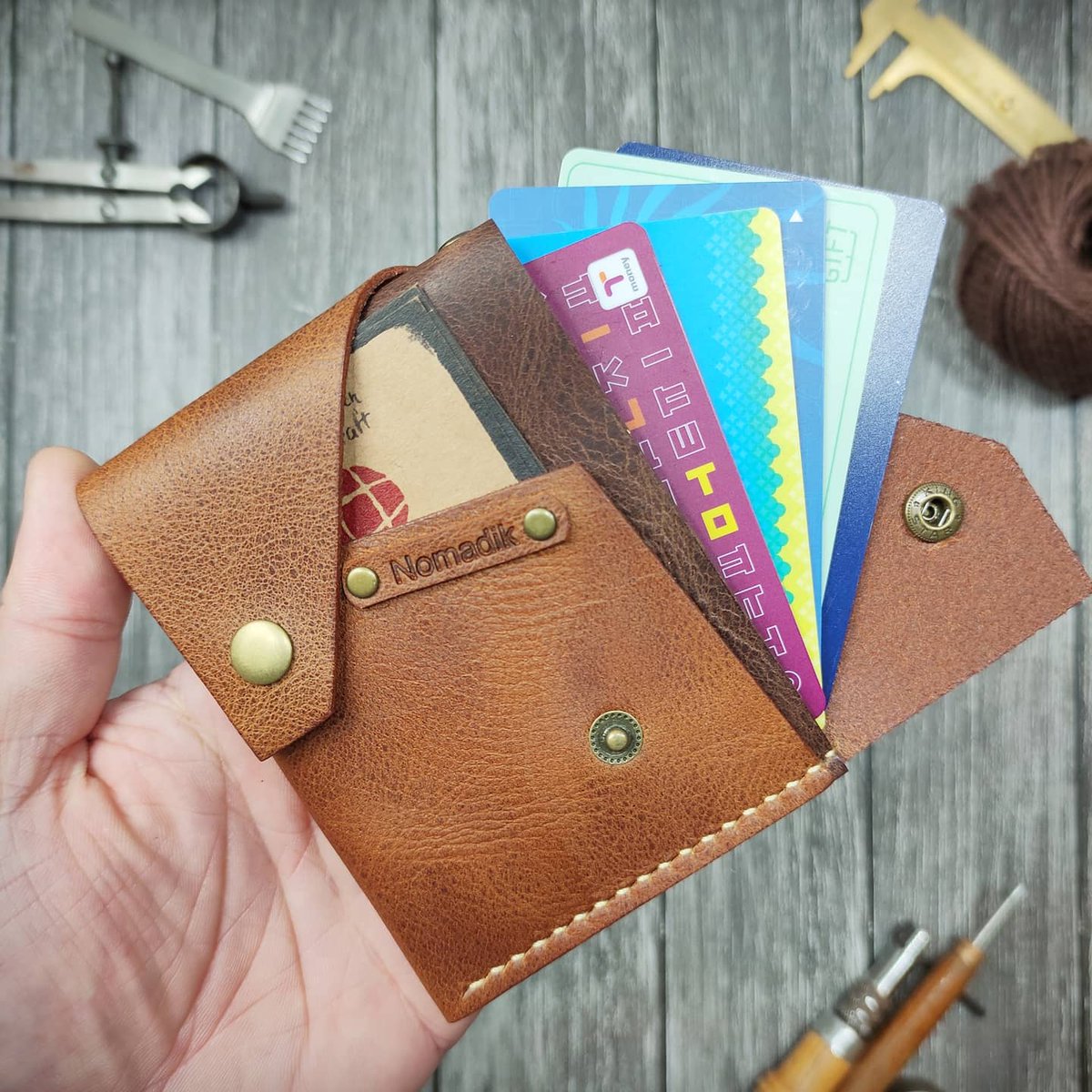 사진 다시 찍음. 다시 찍어 놓으니 그동안 구린 사진에도 구매해주신 모든 분들에게 미안한 마음이 들었음 ㅋ 좀 더 부지런해 질게요 ㅋ 미안하고 사랑해횽 ㅋㅋ

#유목민의멀티카드목걸이

#노마딬 #Nomadik #leathercraft
#핸드메이드 #가죽공예 #선물 #vlog
smartstore.naver.com/nomadik