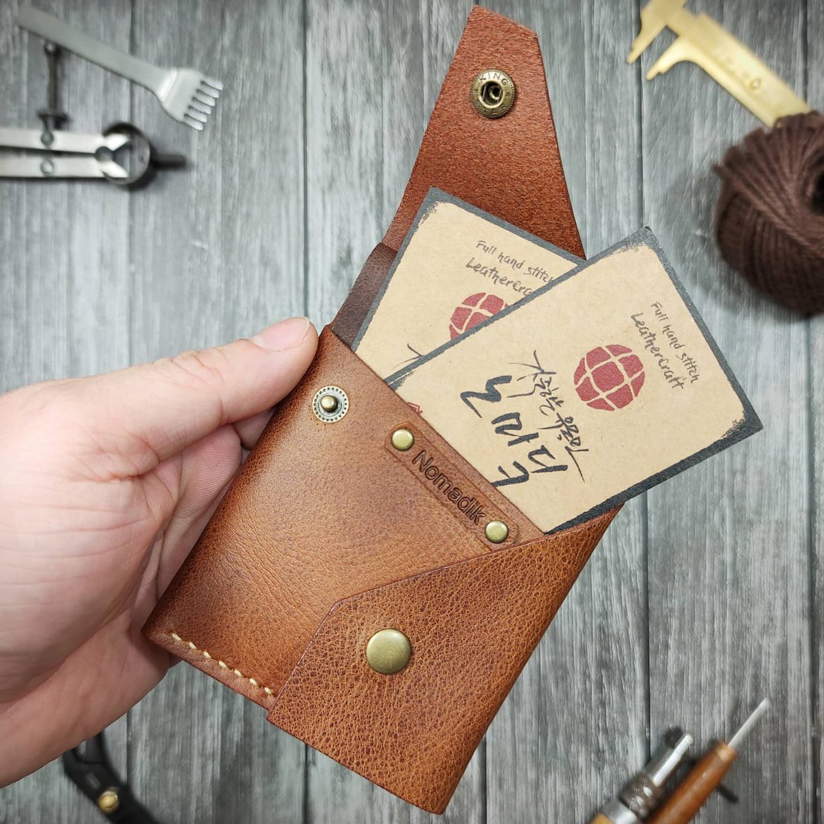 사진 다시 찍음. 다시 찍어 놓으니 그동안 구린 사진에도 구매해주신 모든 분들에게 미안한 마음이 들었음 ㅋ 좀 더 부지런해 질게요 ㅋ 미안하고 사랑해횽 ㅋㅋ

#유목민의멀티카드목걸이

#노마딬 #Nomadik #leathercraft
#핸드메이드 #가죽공예 #선물 #vlog
smartstore.naver.com/nomadik