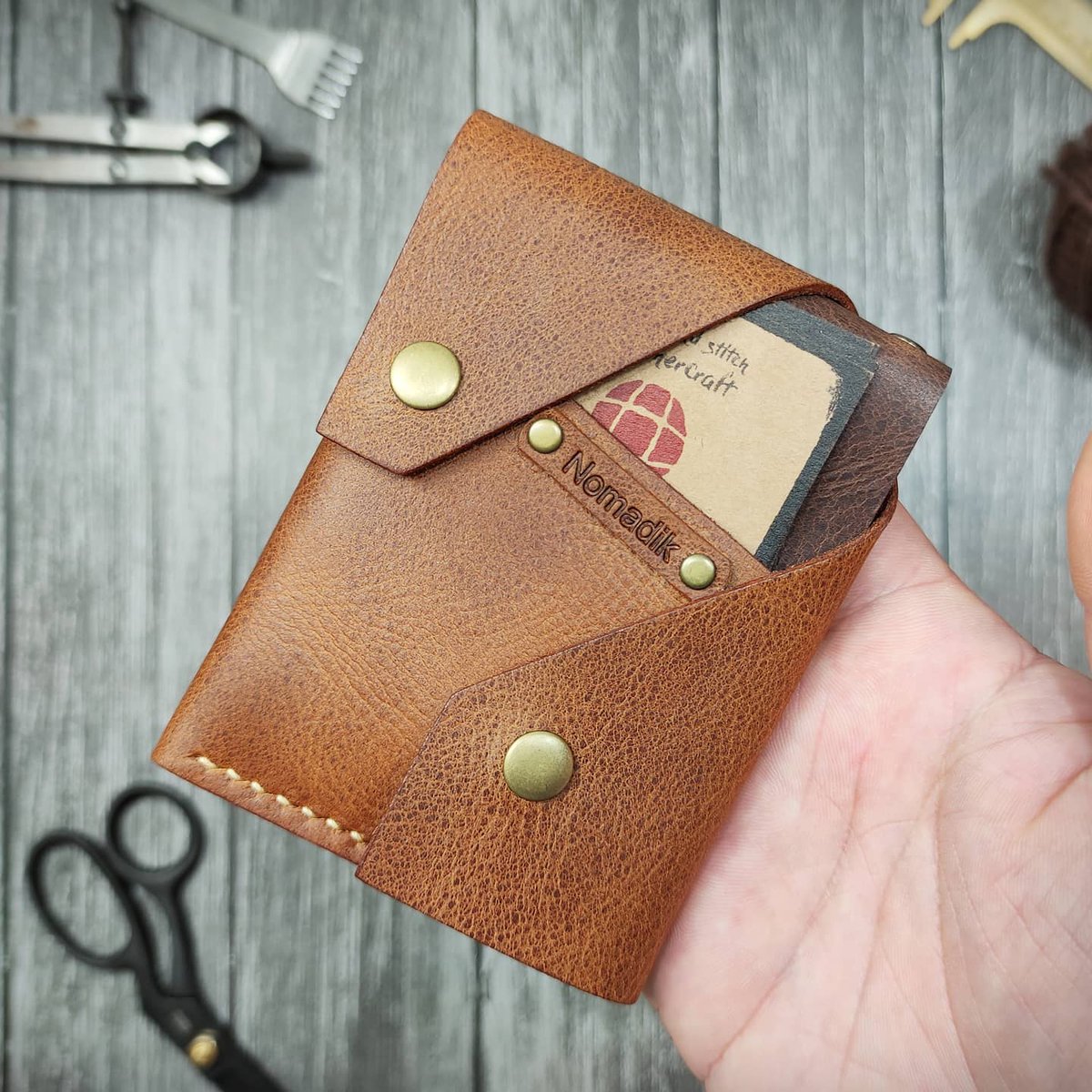 사진 다시 찍음. 다시 찍어 놓으니 그동안 구린 사진에도 구매해주신 모든 분들에게 미안한 마음이 들었음 ㅋ 좀 더 부지런해 질게요 ㅋ 미안하고 사랑해횽 ㅋㅋ

#유목민의멀티카드목걸이

#노마딬 #Nomadik #leathercraft
#핸드메이드 #가죽공예 #선물 #vlog
smartstore.naver.com/nomadik