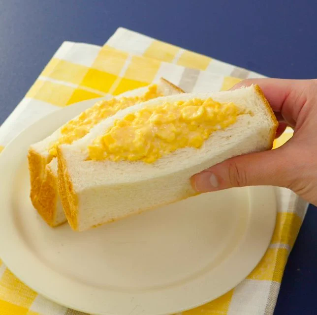とろとろな食感がたまらない？！とっても美味しそうな「卵サンド」レシピ！