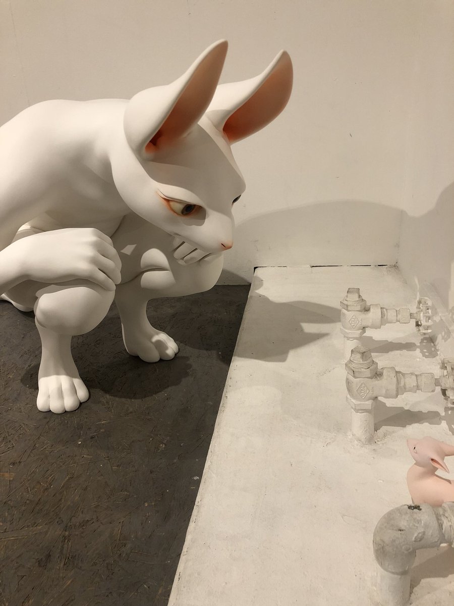 仕事終わりに前から気になっていた堀本達矢さん(@HORIMOTO_T)の個展行ってきました

ここまで大きな3次元の獣人を間近で見れて、しかもちゃんと感情がある…

しかも堀本さんってまだ20代だったんですね!色々衝撃を受けて刺激を貰えました

28日までなのでケモノ作家のみんな!取材と称して行こうね 